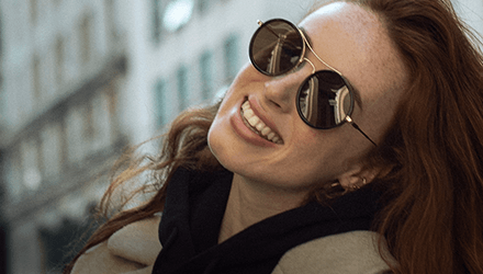 Kvinna  som bär solglasögon Crullé