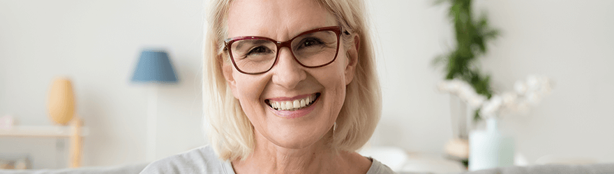 Kvinna med progressiva glasögon
