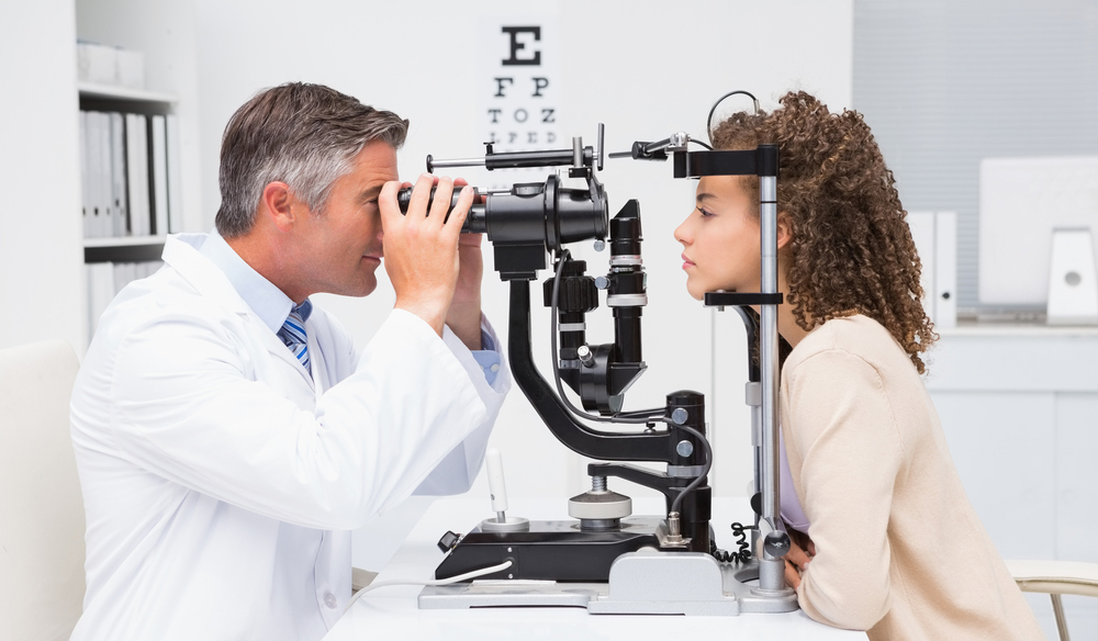 En optiker utför en ögonkontroll när man börjar använda kontaktlinser